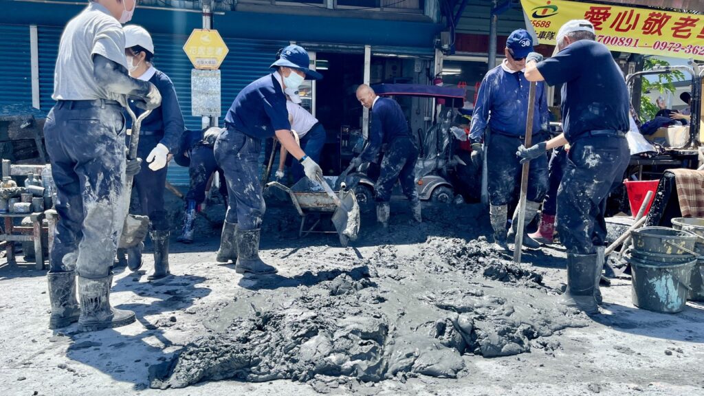 【全台送愛進光復】志工揹鏟子湧入花蓮