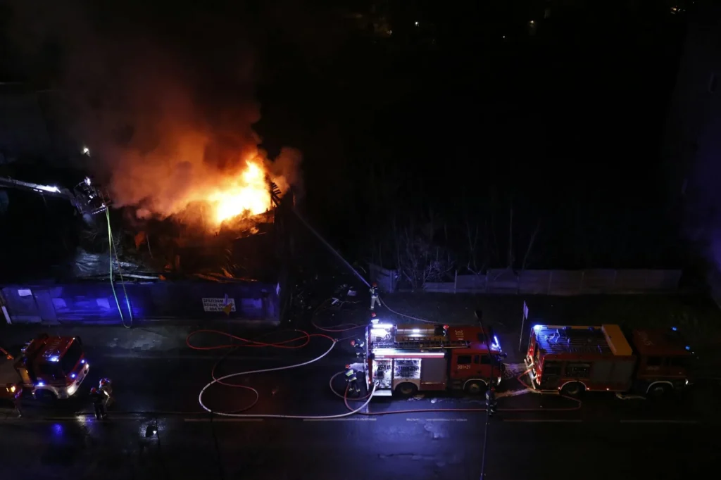 新竹回收場深夜大火消防破窗避瓦斯爆炸滅火