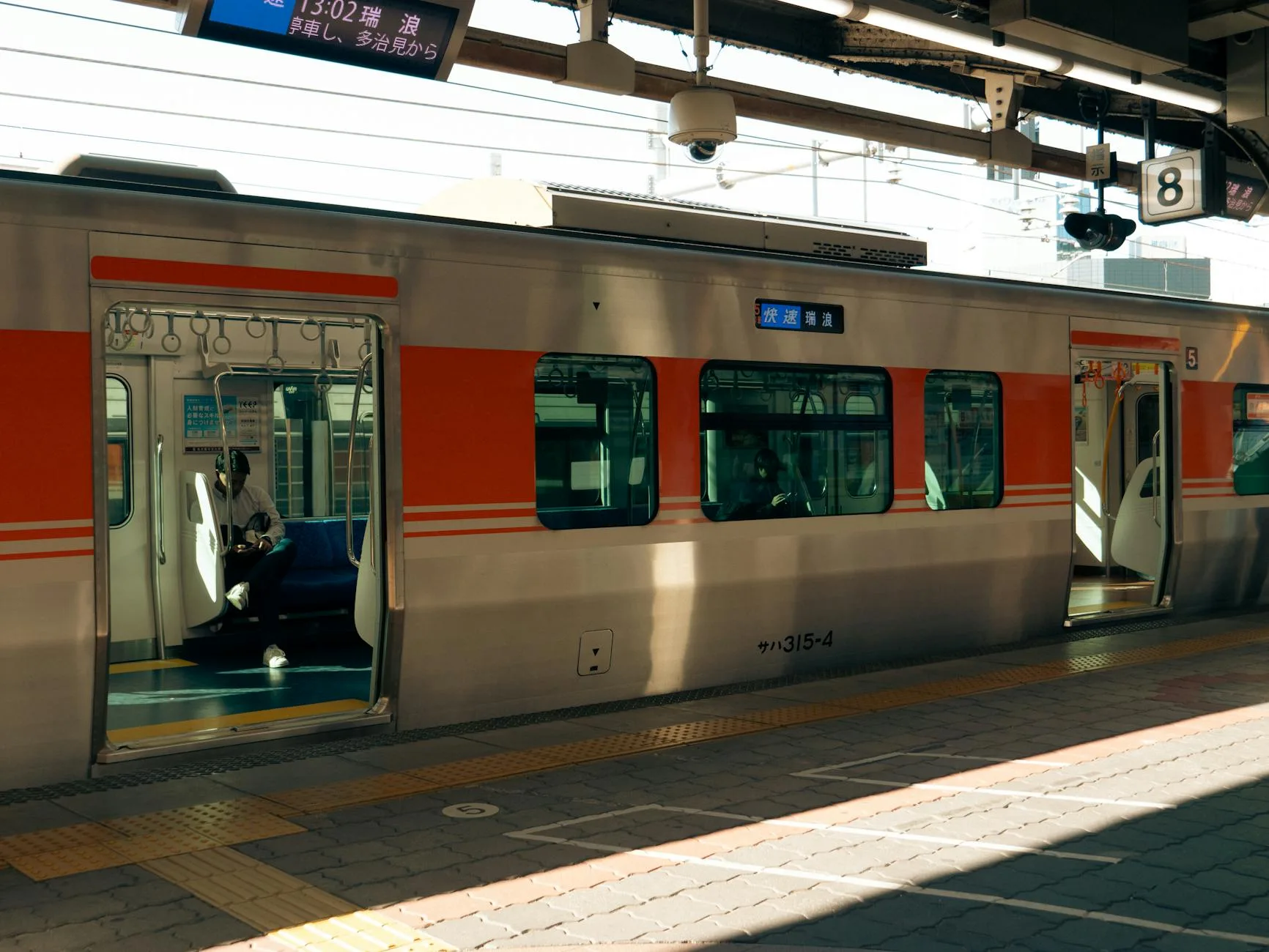 日本JR東海道線列車遭不明噴霧 多人喉嚨痛送醫