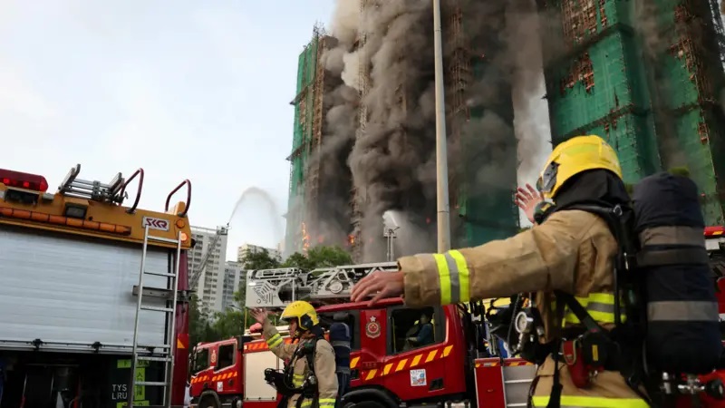 目前香港消防處仍在持續搜救，並調查起火原因。（圖/BBC中文網翻攝）