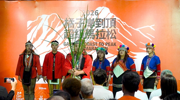 鄒族長老透過祈福儀式為2026橘子岸到頂超級馬拉松祈福。（圖/橘子關懷基金會提供）