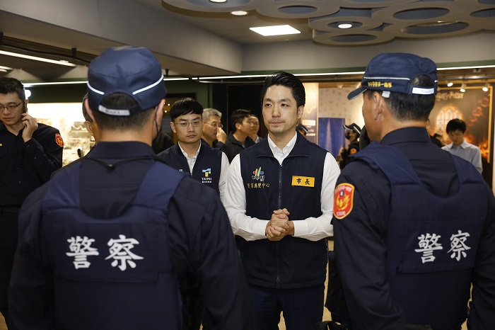 即日起針對全市商圈與人潮密集場所加強部署，不僅大幅增加警力，也要求員警全副武裝。（圖/北市府提供）