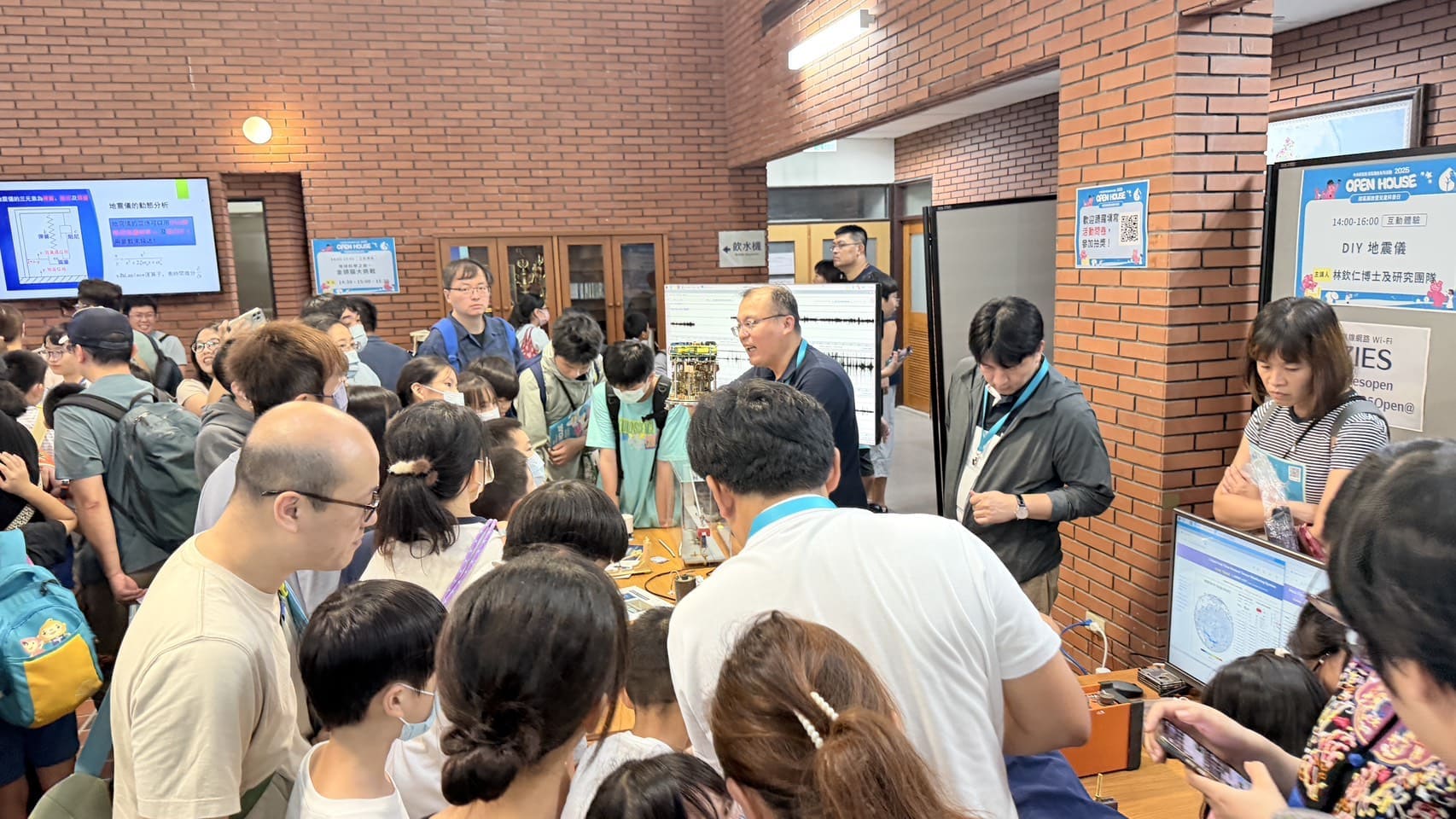 地球所「diy地球儀」活動(圖片來源:中央研究院)