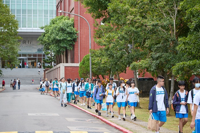 學生們結伴參訪一年一度的院區開放!(圖片來源:中央研究院)