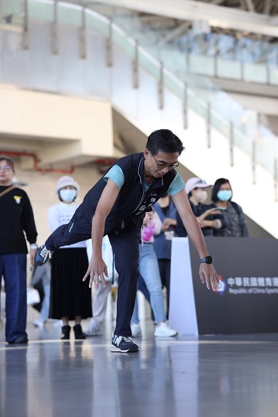 運動局長游志祥親自下場體驗 並邀請大家到市府觀賽抽好康。
（圖/台中市政府運動局提供）
