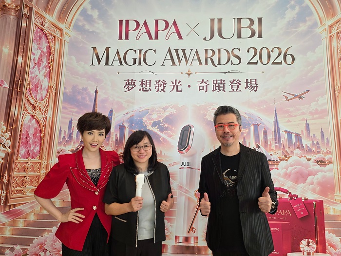 智必立創辦人李慧芳 Judy(中) ,帶來喜訊,JUBI Plasma 剛剛贏得在法國羅浮宮舉辦、有美容界奧斯卡之稱的第 12 屆「Cosmetic 360」品牌 零售業類別的世界首獎!(圖:IPAPA)